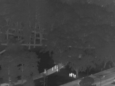 TK在約200米處拍攝的某公園夜景圖，人清晰可見.png